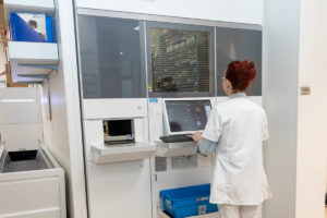 Modernes Lagerungssystem für Medikamente in der Apotheke im Seidnitz-Center