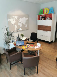 Eine Sitzgruppe für Beratungen im DERTOUR Reisebuero im Seidnitz-Center