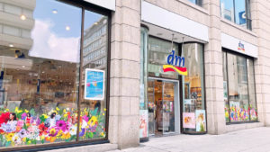 Der Außeneingang vom DM Drogeriemarkt im Seidnitz-Center