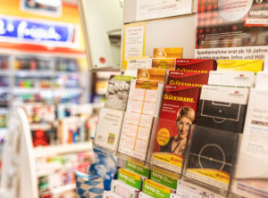 Ein Display mit Glücksspiellosen im Eckert Pressefachgeschäft im Seidnitz-Center