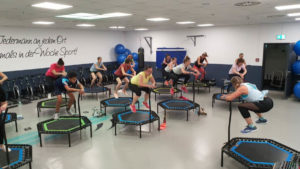 Teilnehmende eines Jumping-Kurses bei Effective Fitness im Seidnitz-Center