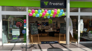 Der Eingangsbereich vom Freenet-Shop im Seidnitz-Center ist mit Ballons dekoriert.