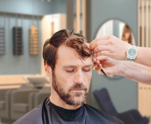 Beim KLIER Friseur im Seidnitz-Center erhält ein Kunde einen Haarschnitt.