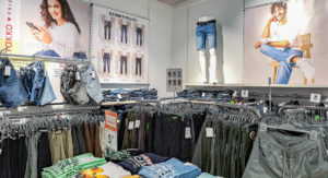 Jeans und Hosen für Damen und Herren bei Takko-Fashion im Seidnitz-Center
