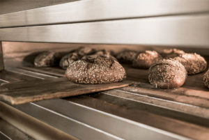 Ein Blick in den Backofen der Bäckerei Bärenhecke. Dort backen dunkle Brote mit Sonnenblumenkernen.