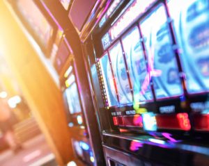 In einer Spielhalle laden bunt erleuchtete Spielautomaten die Gäste zum Glücksspiel ein. In einer Spielhalle laden bunt erleuchtete Spielautomaten die Gäste zum Glücksspiel ein.