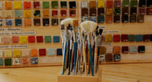 Pinsel und Farbmuster im Kunstraum der Praxis-fuer-Ergotherapie-Frank-Glaeser