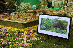 Miniatur-Modell und Blumendekoration des Stadtverbands Dresdner Gartenfreunde e.V.